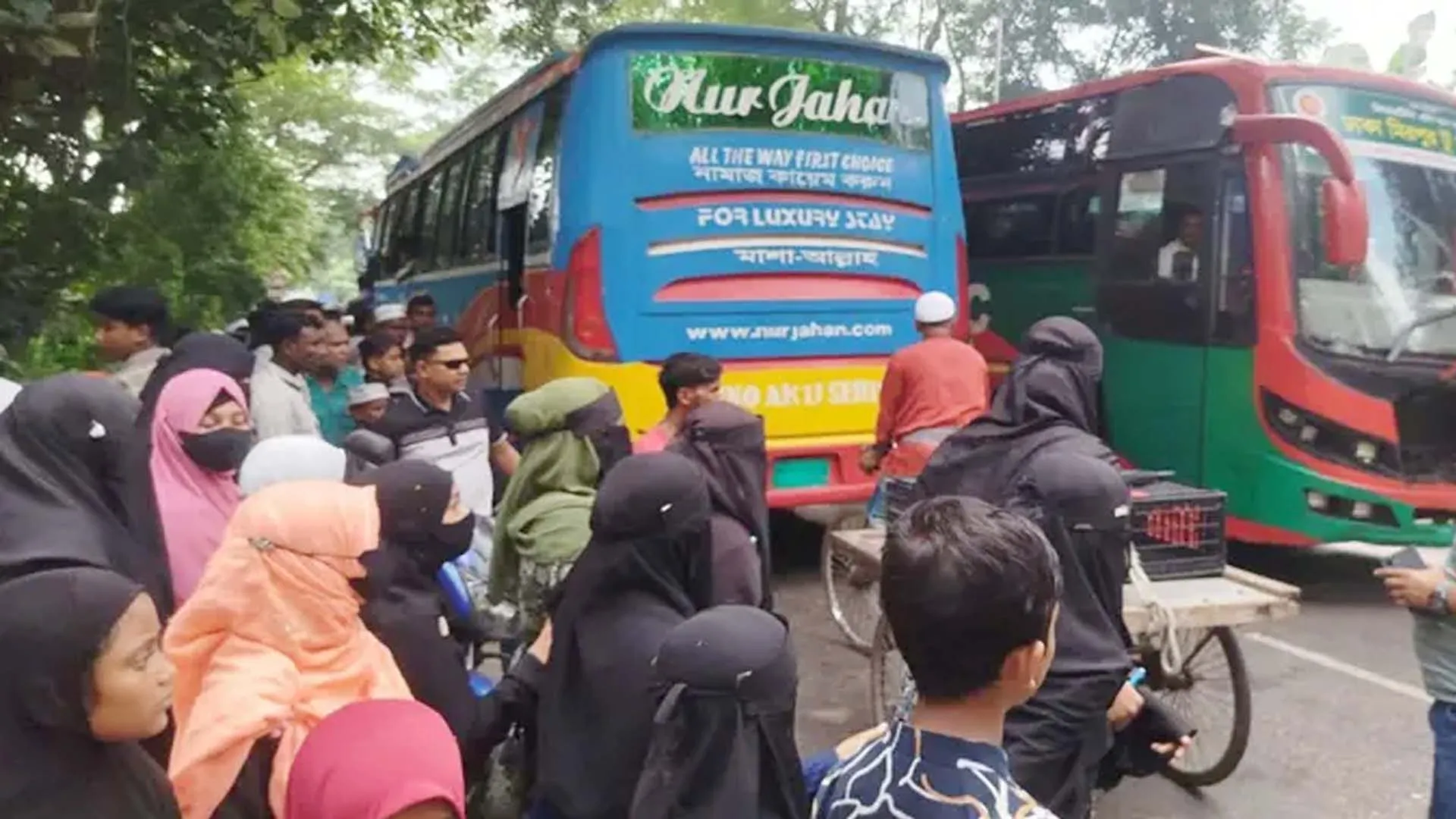 বরিশালে বাসের ধাক্কায় শিক্ষিকা নিহত, সড়ক অবরোধ করে শিক্ষার্থীদের বিক্ষোভ